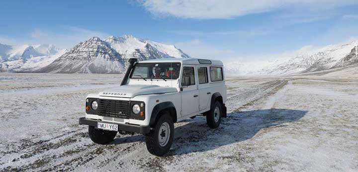 Landrover Defender in winter