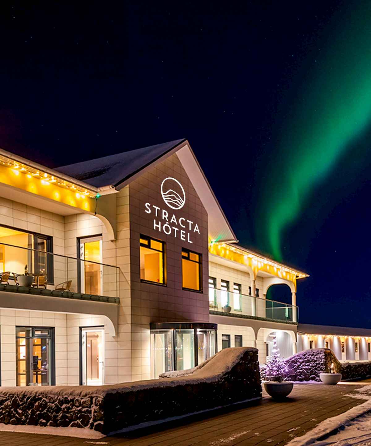 Stracta Hotel with northern lights